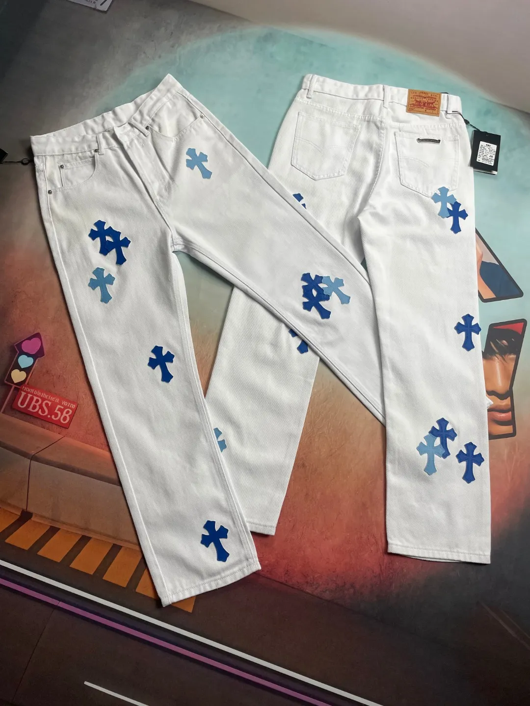 🅿️240 🔘Style No.-KL121 🔘Cro Heart𝐂𝐡𝐫𝐨𝐦𝐞 𝐇𝐞𝐚𝐫𝐭 Miami high street white and blue cross patchwork leather retro straight jeans* are carefully crafted with top-notch heavy-duty washing technology, and every process is dedicated to ingenuity. The calfskin is precisely laser-cut and turned into exquisite crosses, showing a luxurious texture in every detail. Paired with distressed silver hardware, the retro charm and fashion style are cleverly blended. The straight-leg design is a unique one, instantly slimming the upper body, modifying the lines of the legs, and showing a neat and capable temperament. From fabric selection to craftsmanship, every step is strictly controlled to show high-end quality and be clearly distinguished from ordinary products on the market. It is tailor-made for you who pursue the ultimate fashion.  Size: S M L XL (28.30.32.34) Color: White